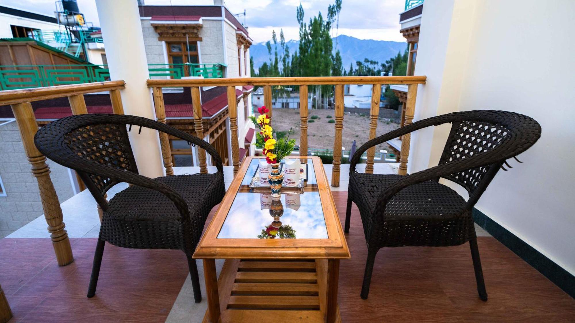 Hotel Om Ladakh Лех Экстерьер фото